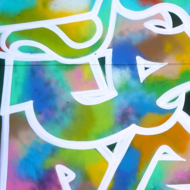 Kleurrijke achtergrond van graffiti schilderij kunstwerk met heldere aerosol strips op metalen wand
