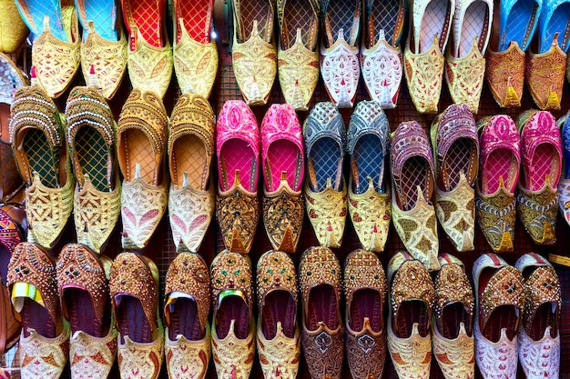 Kleurrijke Arabische babouches schoenen bij marktkraam