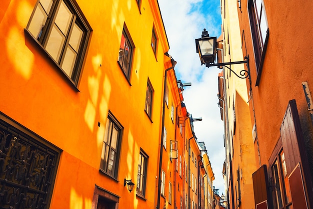 Kleurrijke architectuur in de oude binnenstad van Stockholm, Zweden. Beroemde reisbestemming.