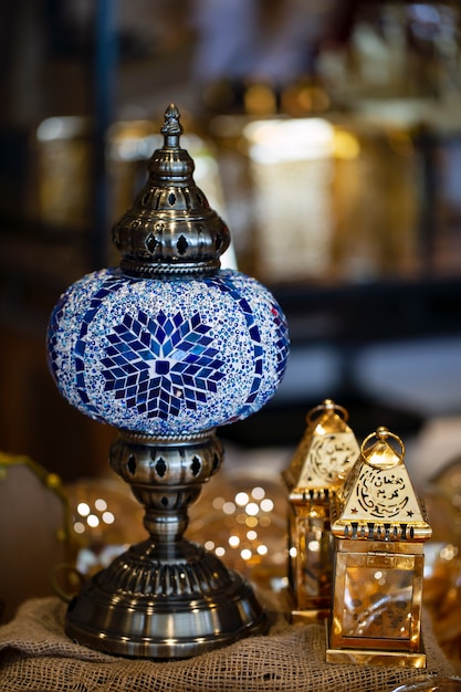 Kleurrijke authentieke en traditionele handgemaakte lantaarns, kroonluchters of mozaïeklampen. traditionele Aziatische lantaarns van gekleurd glas