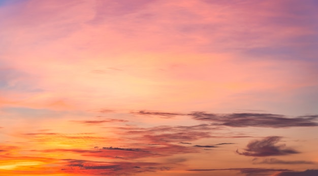 Kleurrijke avondrood achtergrond in de avond