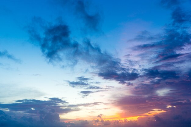 Kleurrijke avondrood over rustige zeeoppervlak