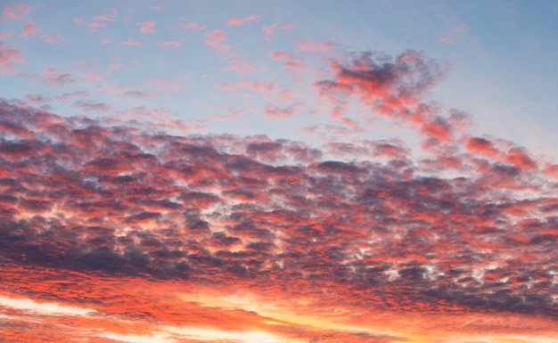 Kleurrijke avondrood over rustige zeeoppervlak