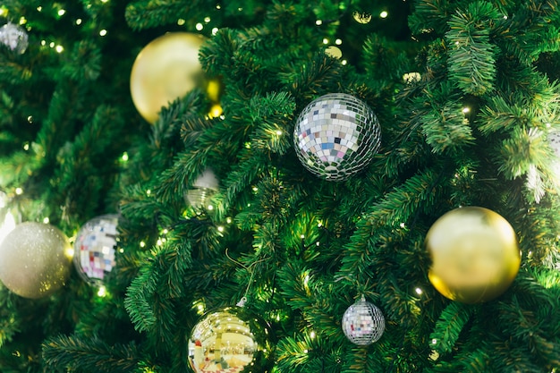 Kleurrijke ballen op groene kerstboom achtergrond Decoratie tijdens Kerstmis en Nieuwjaar