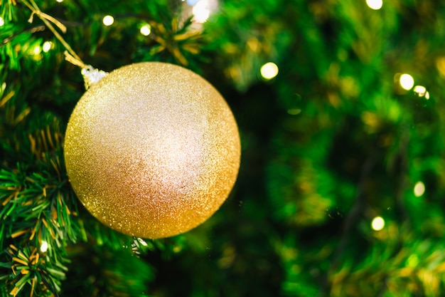 Kleurrijke ballen op groene kerstboom achtergrond Decoratie tijdens Kerstmis en Nieuwjaar