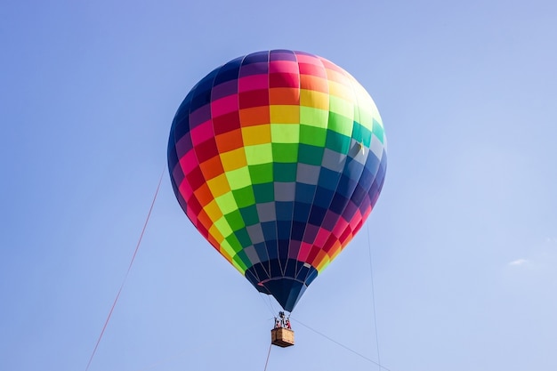 Kleurrijke ballon in de blauwe lucht.