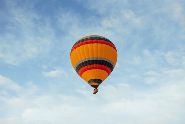 Kleurrijke ballon op de blauwe hemel.