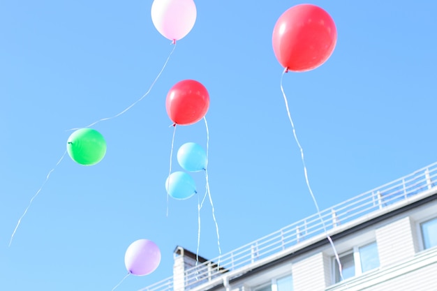 Kleurrijke ballonnen in blauwe lucht