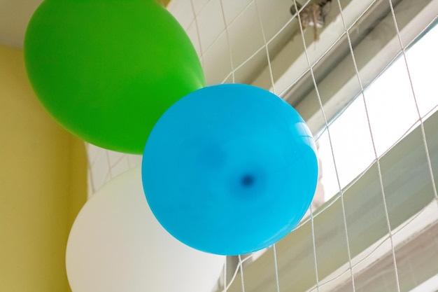 Kleurrijke ballonnen op het raam close-up