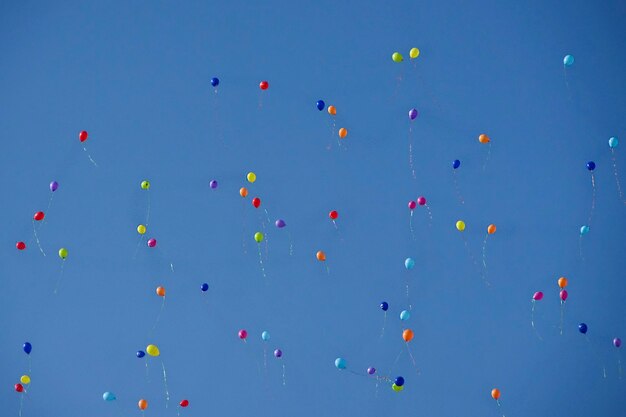 Kleurrijke ballonnen tegen een blauwe lucht