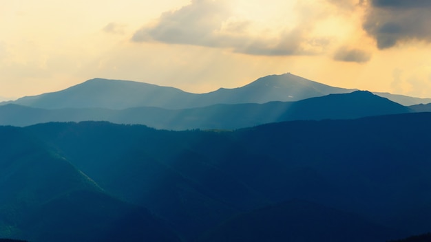 Kleurrijke bergsilhouetten