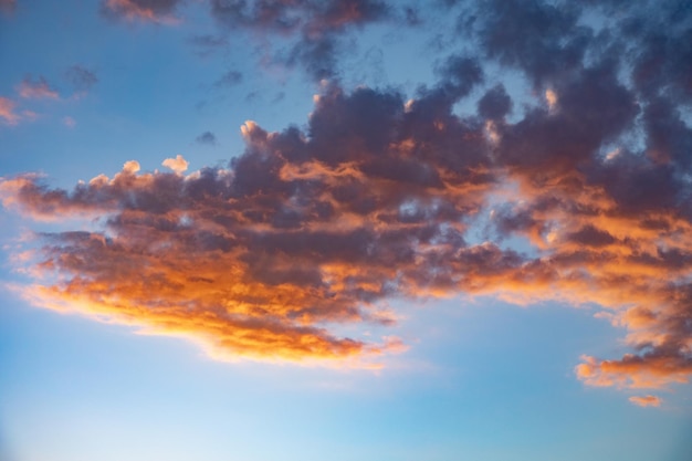 Kleurrijke bewolkte hemel bij zonsondergang Hemeltextuur abstracte aardachtergrond