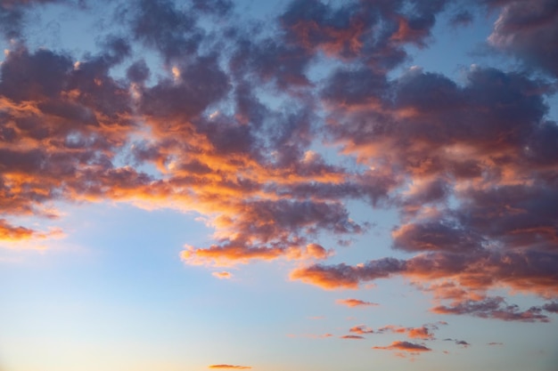 Kleurrijke bewolkte hemel bij zonsondergang Hemeltextuur abstracte aardachtergrond