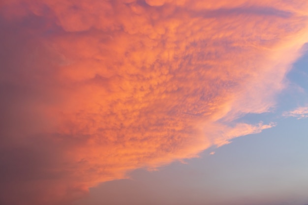 Kleurrijke bewolkte hemel bij zonsondergang. Overgangskleur. Hemeltextuur, abstracte aardachtergrond