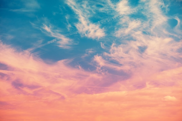 Kleurrijke bewolkte hemel bij zonsondergang. Overgangskleur