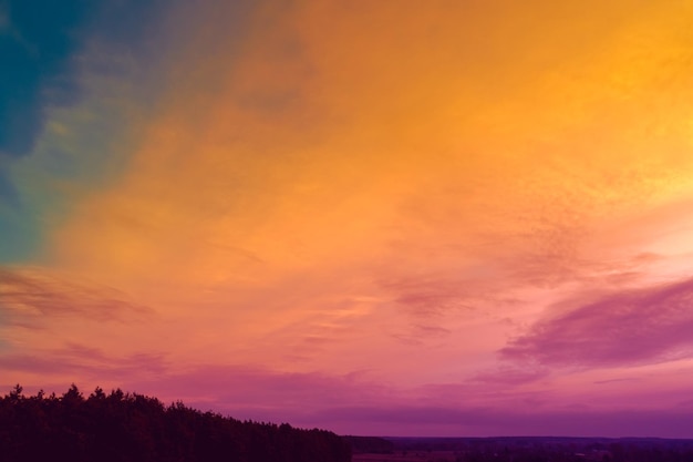 Kleurrijke bewolkte hemel bij zonsondergang