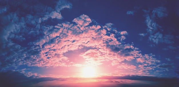 Kleurrijke bewolkte hemel bij zonsondergang