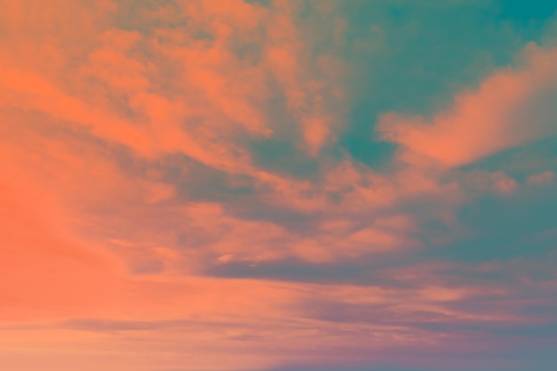 Kleurrijke bewolkte hemel bij zonsondergang