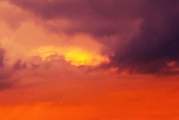 Kleurrijke bewolkte hemel bij zonsondergang