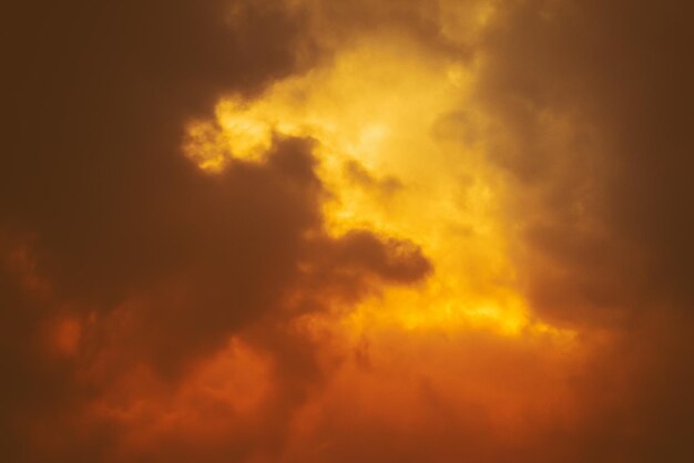 Kleurrijke bewolkte hemel bij zonsondergang