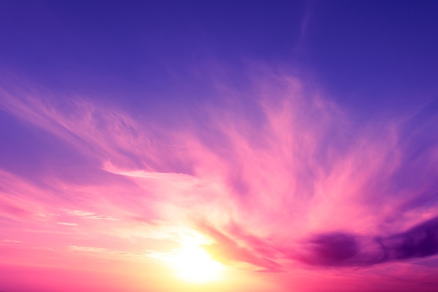 Kleurrijke bewolkte hemel bij zonsondergang