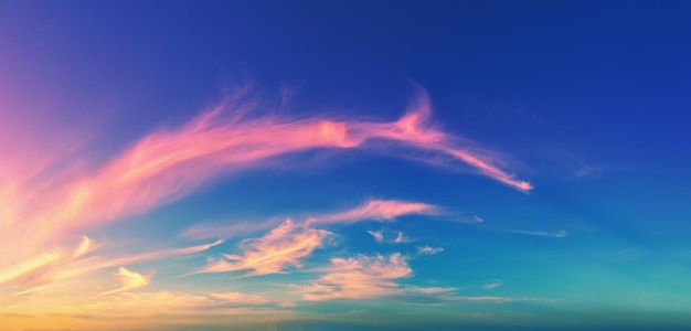 Kleurrijke bewolkte lucht boven de zee bij zonsondergang