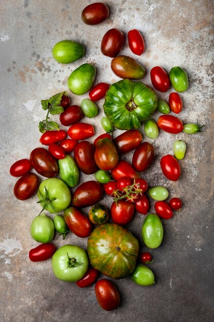 Foto kleurrijke biologische tomaten in een vintage bord