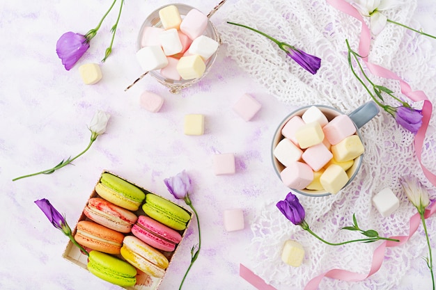 Kleurrijke bitterkoekjes en marshmallows op een lichte achtergrond. Plat leggen. Bovenaanzicht