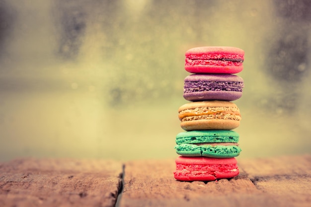 Kleurrijke bitterkoekjes heerlijke Franse gebakjes gestapeld op tafel