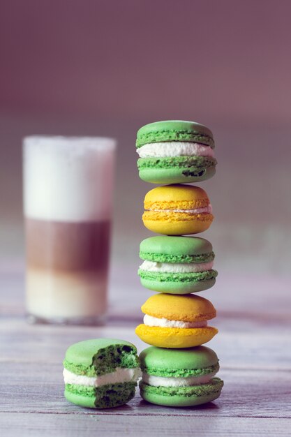 Kleurrijke bitterkoekjes met latte