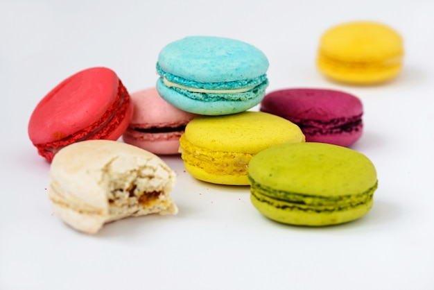 Kleurrijke bitterkoekjes op een witte tafel.