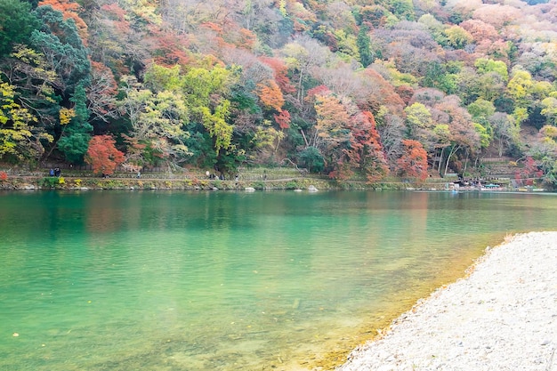 Kleurrijke bladeren bergen en Katsura rivier in Arashiyama landschapsoriëntatiepunt en populair voor toeristenattracties in Kyoto Japan Fall Autumn season Vacationholiday and Sightseeing concept