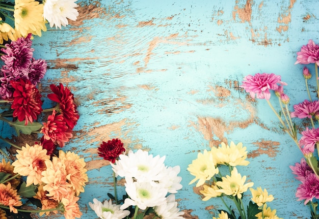 Foto kleurrijke bloemen boeket op vintage houten achtergrond, grens ontwerp. vintage kleur toon - concept bloem van de lente of zomer achtergrond