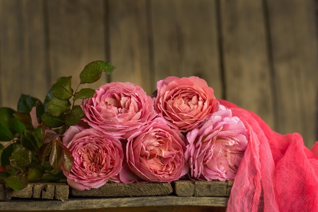 Kleurrijke bloemen op een tafel Mooie bloemen op houten tafel Roze roos achtergrond