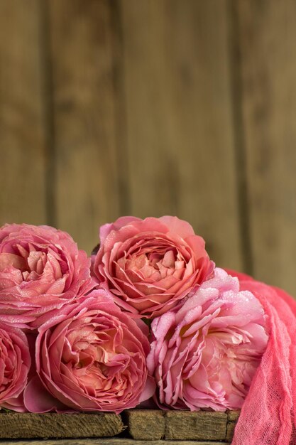 Kleurrijke bloemen op een tafel Mooie bloemen op houten tafel Roze roos achtergrond