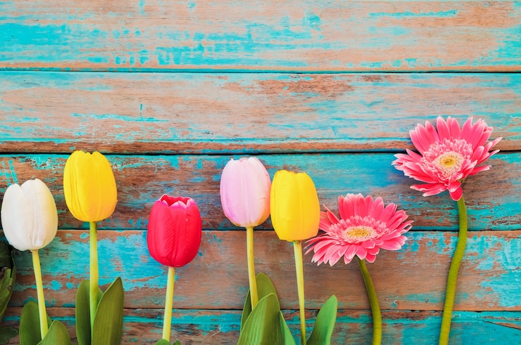 Foto kleurrijke bloemen op vintage houten achtergrond