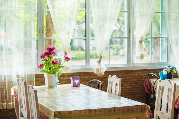 Foto kleurrijke bloemen potten decoratie op houten tafel