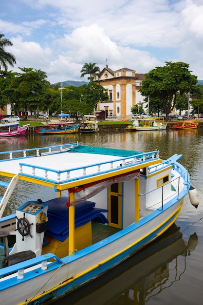 Kleurrijke boten in de baai van de beroemde historische stad Paraty, Brazilië