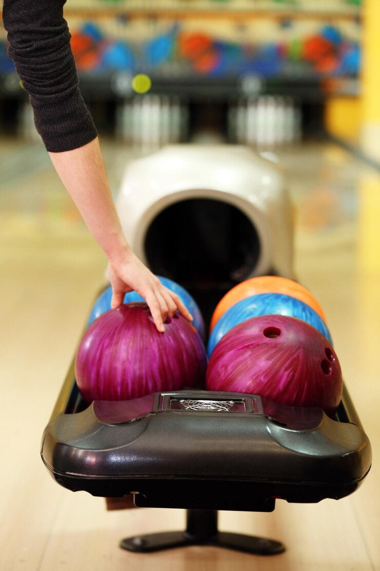 Foto kleurrijke bowlingballen in balretour