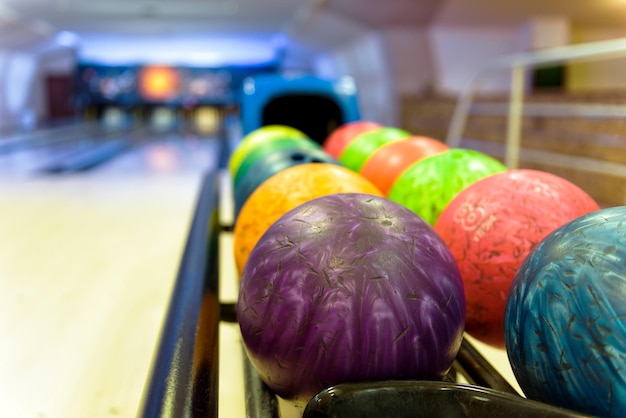 Kleurrijke bowlingballen