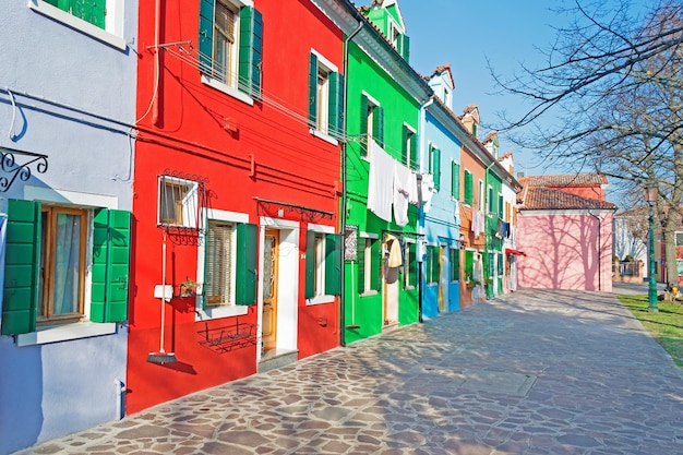 Kleurrijke Burano-huizen op een heldere dag