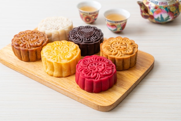 kleurrijke Chinese maancake met gemengde smaak op houten plaat