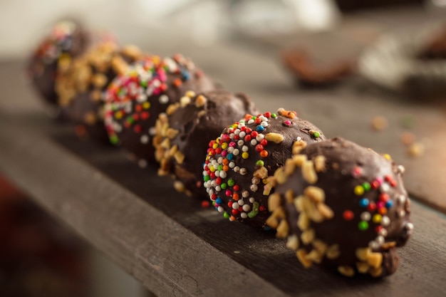 Kleurrijke chocolade op de houten tafel