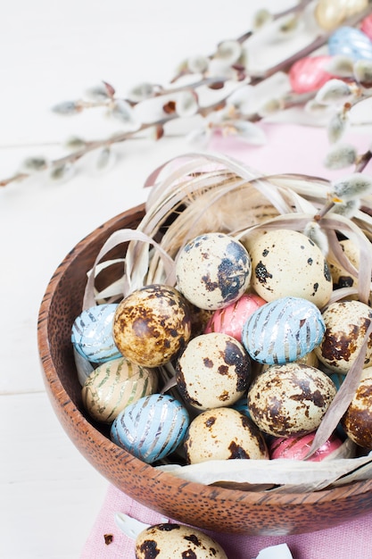 Kleurrijke chocoladepaaseieren in houten kom