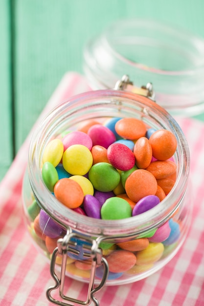 Kleurrijke chocoladesuikergoedpillen in pot