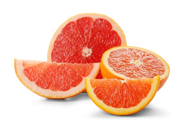 Kleurrijke citrus plakjes en helften van grapefruit en sinaasappel geïsoleerd op een witte achtergrond close-up