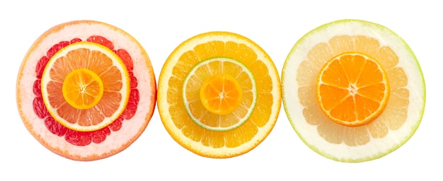 Kleurrijke citrus schijfjes geïsoleerd op een witte achtergrond