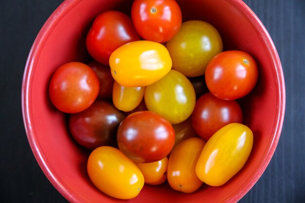 Kleurrijke cocktailtomaten in een kom. Bovenaanzicht