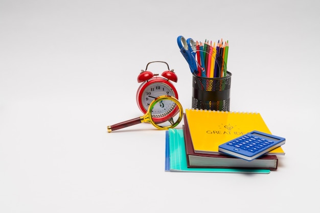 Kleurrijke collectie van schoolbenodigdheden ingesteld op witte achtergrond. terug naar school. goede ideeën