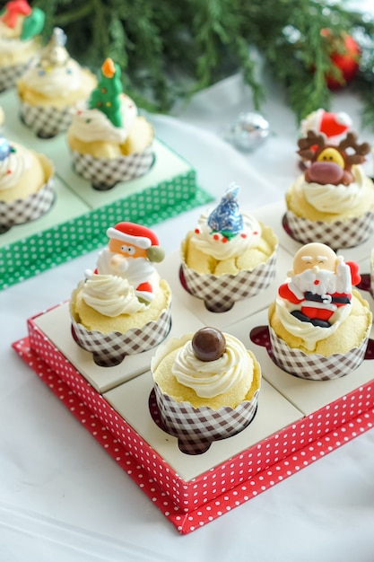 Kleurrijke cupcake met kerstversiering.